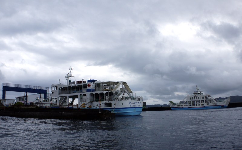 海の駅の発着場の旧船（左）と新造船（右）
