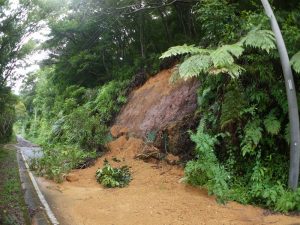 路上に流れ出た赤土