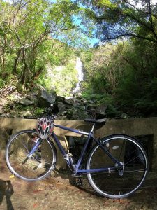フナンギョの滝に自転車