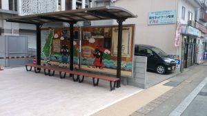 奄美市、新庁舎前バス停のベンチ