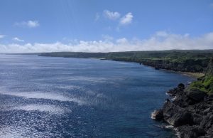 田皆岬（島の西側の海岸を北に望む）