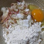 刻んだ月下美人とお好み焼きの粉と卵